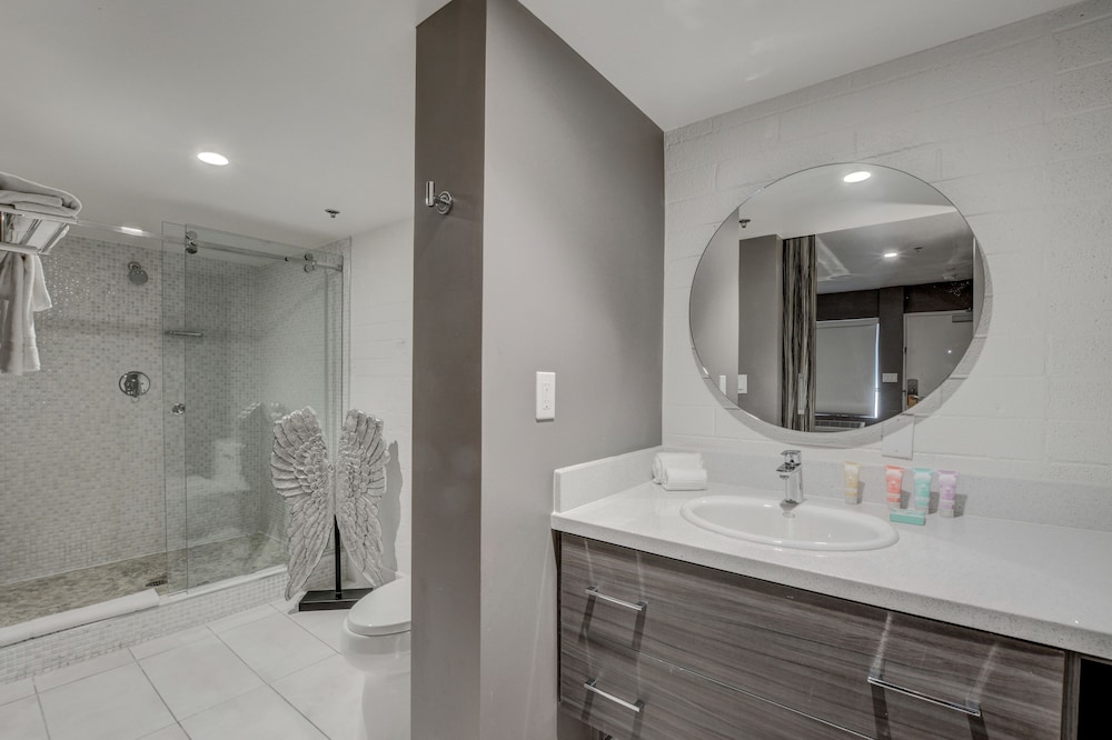 Oasis at Gold Spike — Hotel rooms in Las Vegas, Nevada