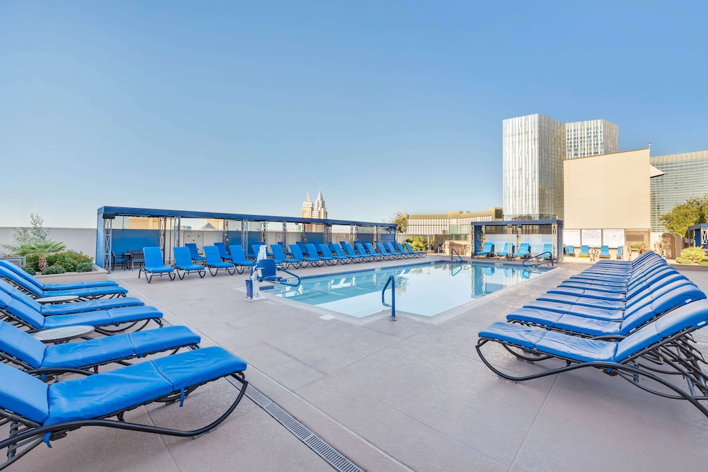 Hilton Vacation Club Polo Towers Las Vegas — Swimming pool in Las Vegas, Nevada
