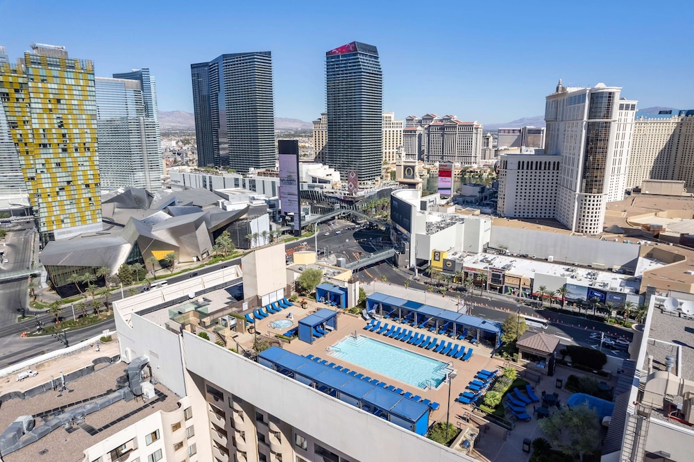 Hilton Vacation Club Polo Towers Las Vegas — Swimming pool in Las Vegas, Nevada