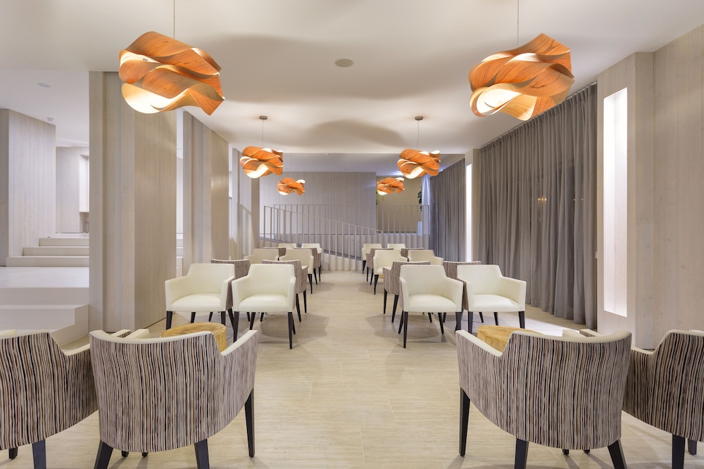 AP Adriana Beach Resort — Restaurant & bars in Albufeira, Faro
