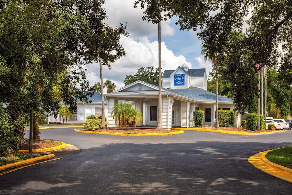 Baymont by Wyndham Orlando Lake Buena Vista South — Hotel building in Kissimmee, Florida