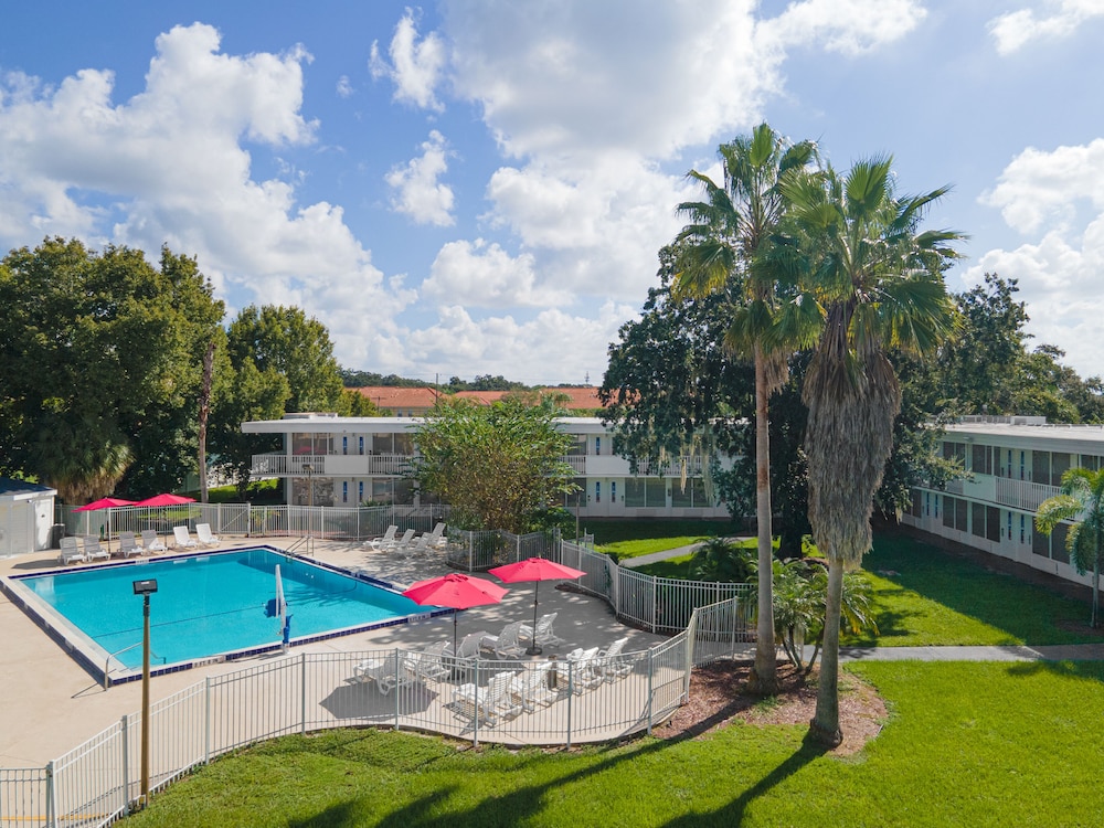 Baymont by Wyndham Orlando Lake Buena Vista South — Swimming pool in Kissimmee, Florida