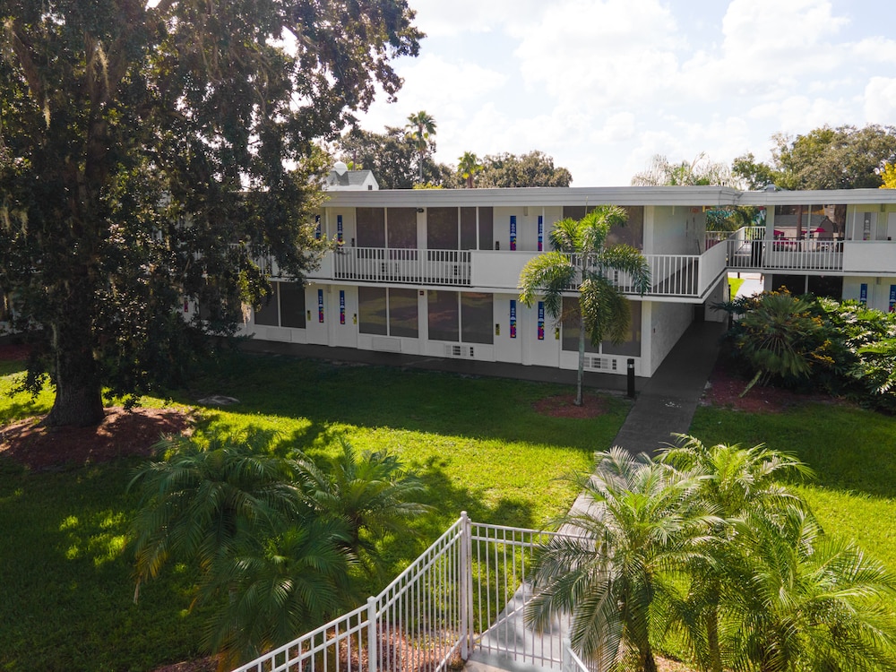 Baymont by Wyndham Orlando Lake Buena Vista South — Hotel rooms in Kissimmee, Florida