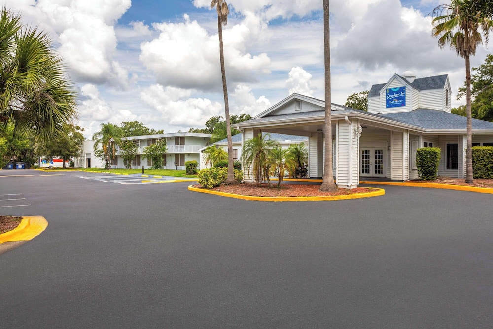 Baymont by Wyndham Orlando Lake Buena Vista South — Hotel building in Kissimmee, Florida