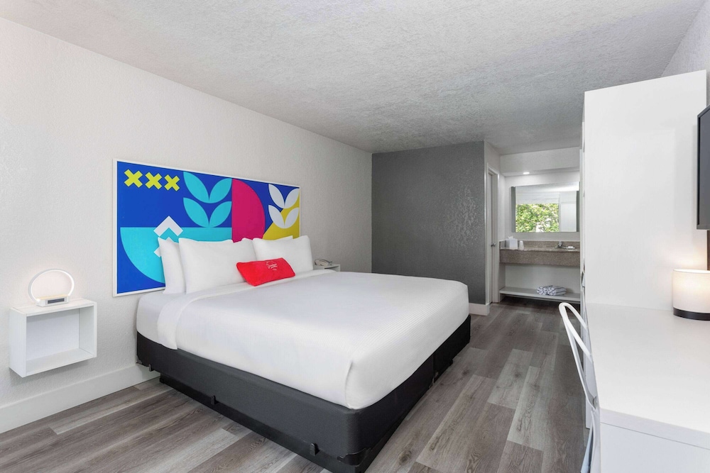 Baymont by Wyndham Orlando Lake Buena Vista South — Hotel rooms in Kissimmee, Florida