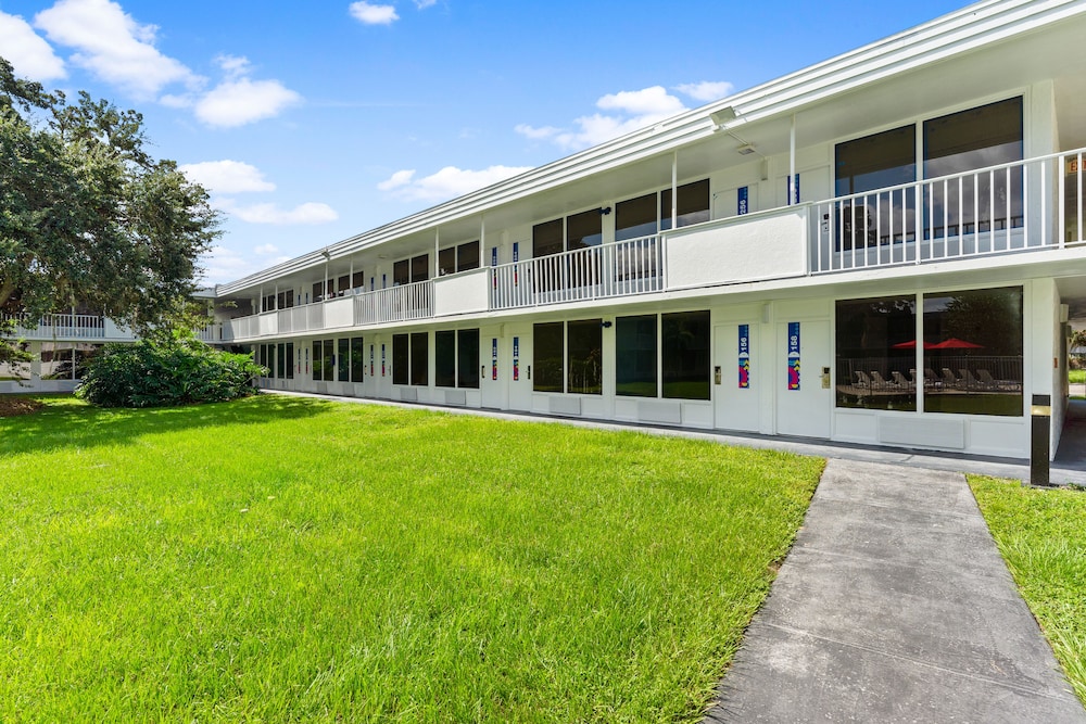 Baymont by Wyndham Orlando Lake Buena Vista South — Hotel building in Kissimmee, Florida