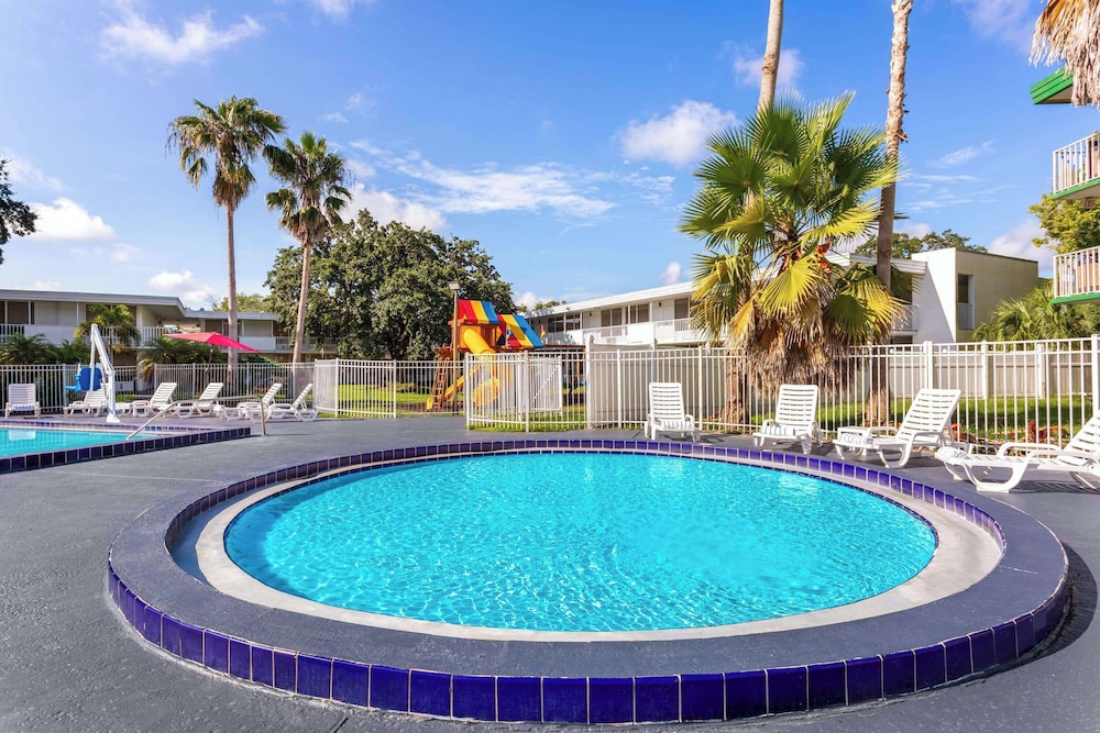 Baymont by Wyndham Orlando Lake Buena Vista South — Swimming pool in Kissimmee, Florida
