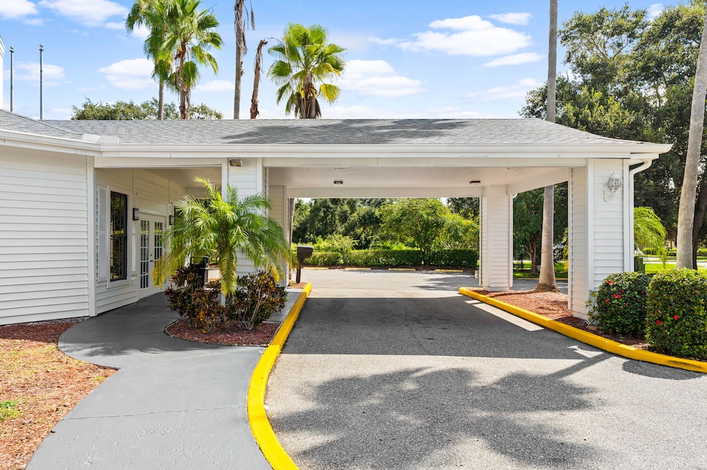 Baymont by Wyndham Orlando Lake Buena Vista South — Hotel building in Kissimmee, Florida