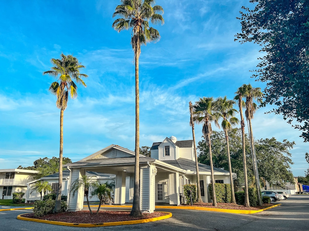 Baymont by Wyndham Orlando Lake Buena Vista South — Hotel building in Kissimmee, Florida
