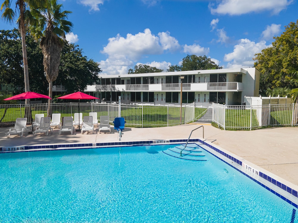 Baymont by Wyndham Orlando Lake Buena Vista South — Swimming pool in Kissimmee, Florida