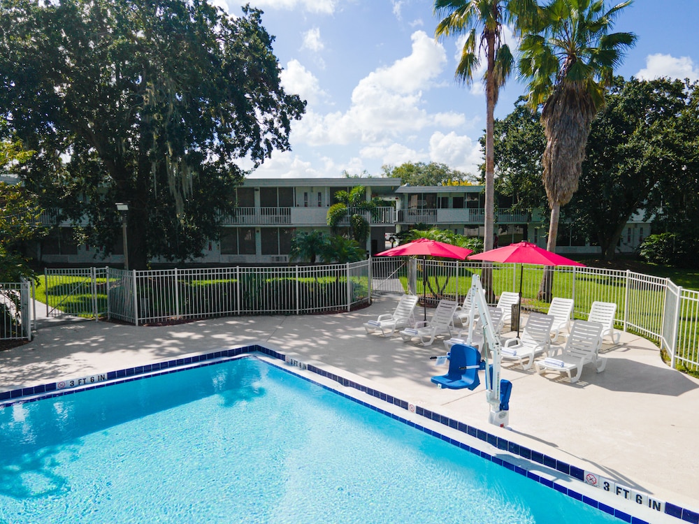 Baymont by Wyndham Orlando Lake Buena Vista South — Swimming pool in Kissimmee, Florida