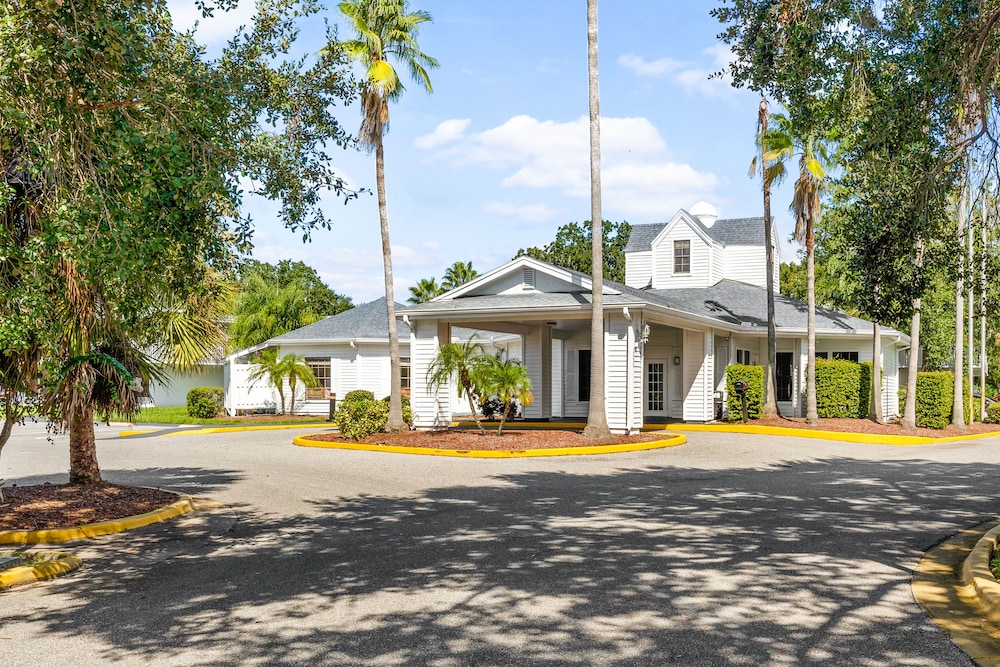 Baymont by Wyndham Orlando Lake Buena Vista South — Hotel building in Kissimmee, Florida