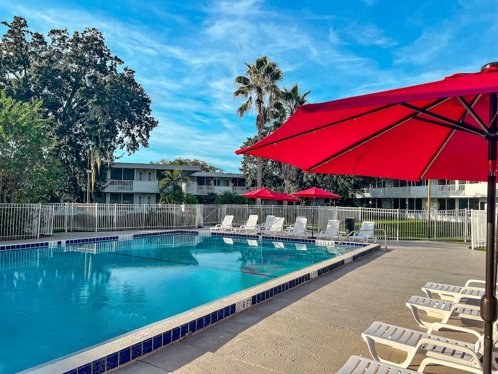 Baymont by Wyndham Orlando Lake Buena Vista South — Swimming pool in Kissimmee, Florida