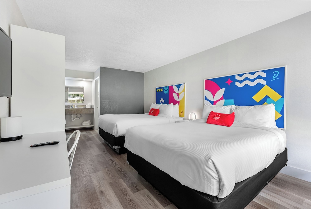Baymont by Wyndham Orlando Lake Buena Vista South — Hotel rooms in Kissimmee, Florida