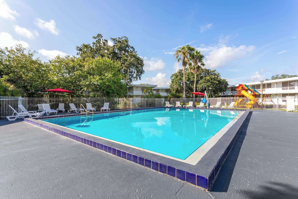 Baymont by Wyndham Orlando Lake Buena Vista South — Swimming pool in Kissimmee, Florida