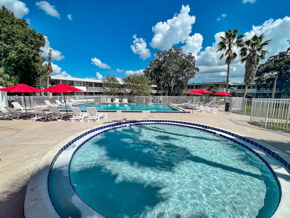 Baymont by Wyndham Orlando Lake Buena Vista South — Swimming pool in Kissimmee, Florida