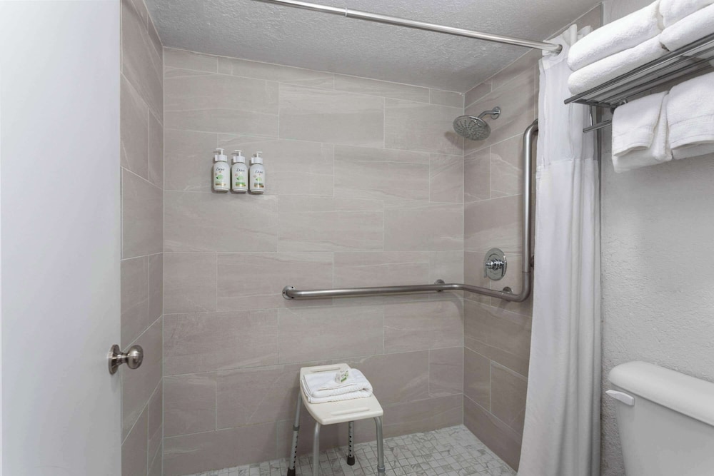 Baymont by Wyndham Orlando Lake Buena Vista South — Hotel rooms in Kissimmee, Florida