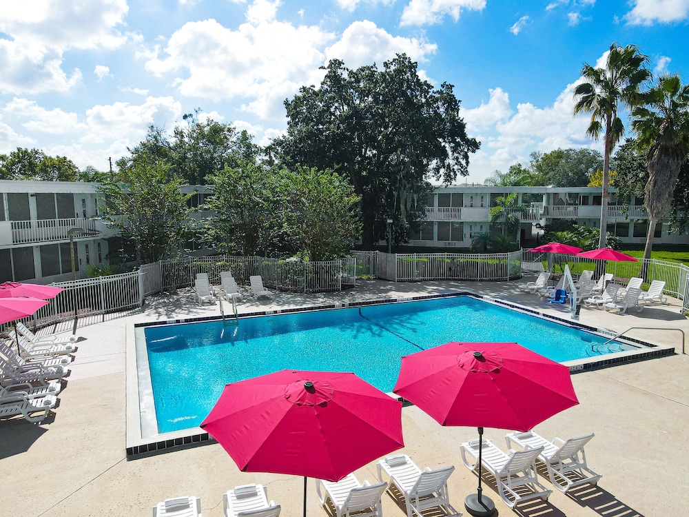 Baymont by Wyndham Orlando Lake Buena Vista South — Swimming pool in Kissimmee, Florida