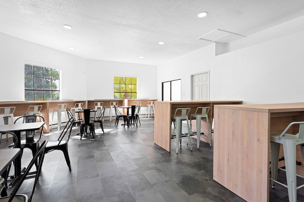 Baymont by Wyndham Orlando Lake Buena Vista South — Restaurant & bars in Kissimmee, Florida