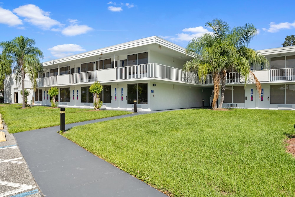 Baymont by Wyndham Orlando Lake Buena Vista South — Hotel building in Kissimmee, Florida
