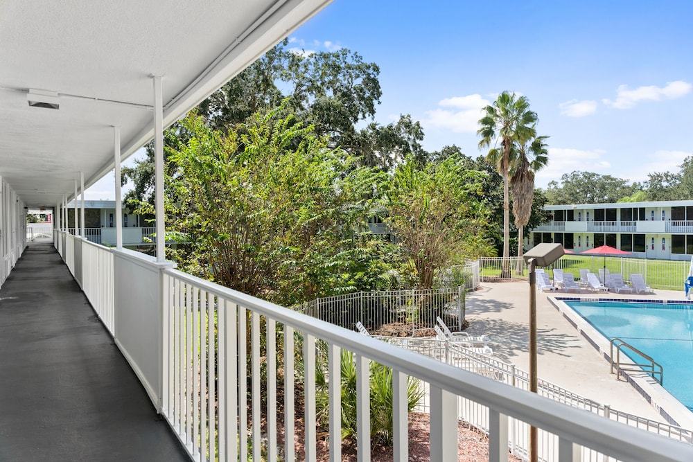 Baymont by Wyndham Orlando Lake Buena Vista South — Hotel rooms in Kissimmee, Florida