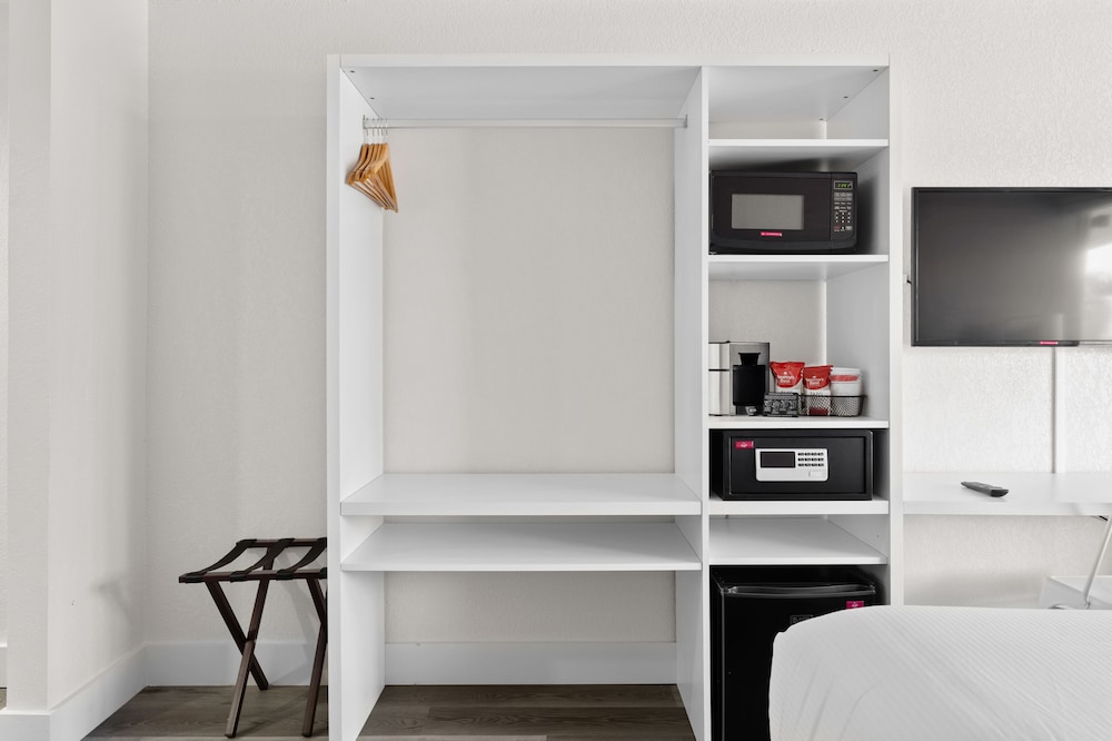 Baymont by Wyndham Orlando Lake Buena Vista South — Hotel rooms in Kissimmee, Florida
