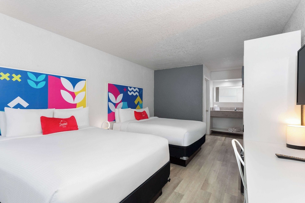 Baymont by Wyndham Orlando Lake Buena Vista South — Hotel rooms in Kissimmee, Florida
