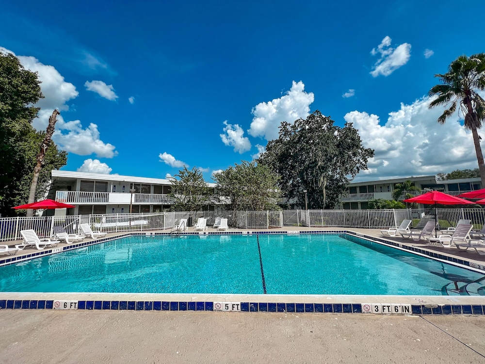 Baymont by Wyndham Orlando Lake Buena Vista South — Swimming pool in Kissimmee, Florida