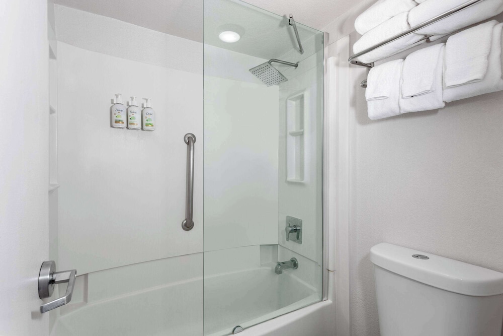Baymont by Wyndham Orlando Lake Buena Vista South — Hotel rooms in Kissimmee, Florida
