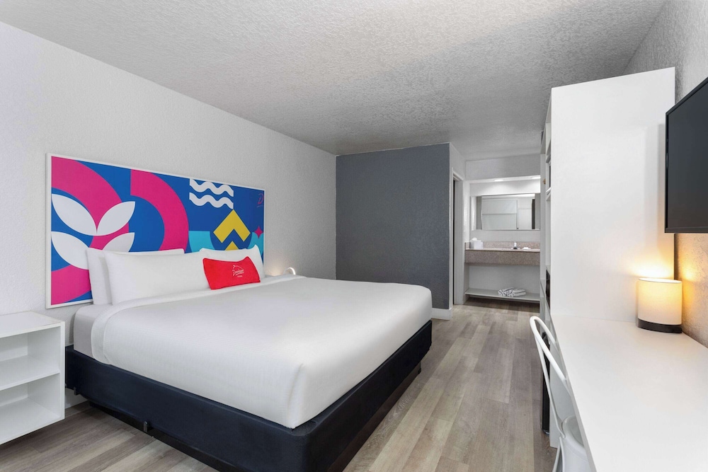 Baymont by Wyndham Orlando Lake Buena Vista South — Hotel rooms in Kissimmee, Florida