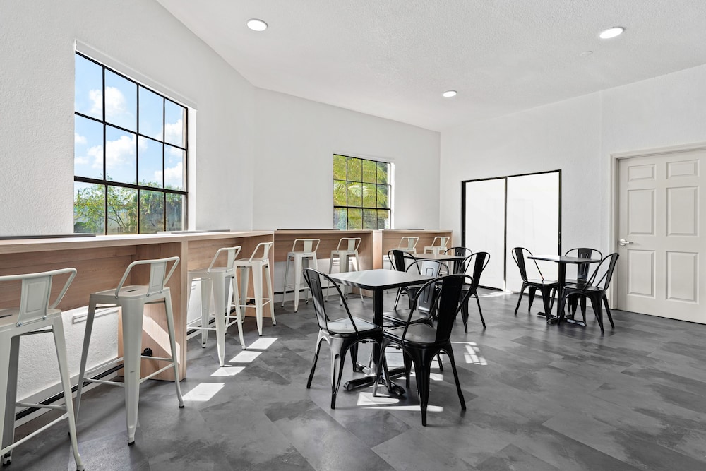 Baymont by Wyndham Orlando Lake Buena Vista South — Restaurant & bars in Kissimmee, Florida