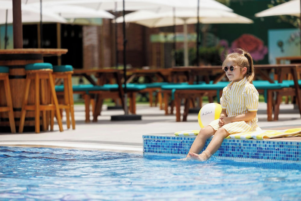 Le Royal Meridien Abu Dhabi — Swimming pool in Abu Dhabi
