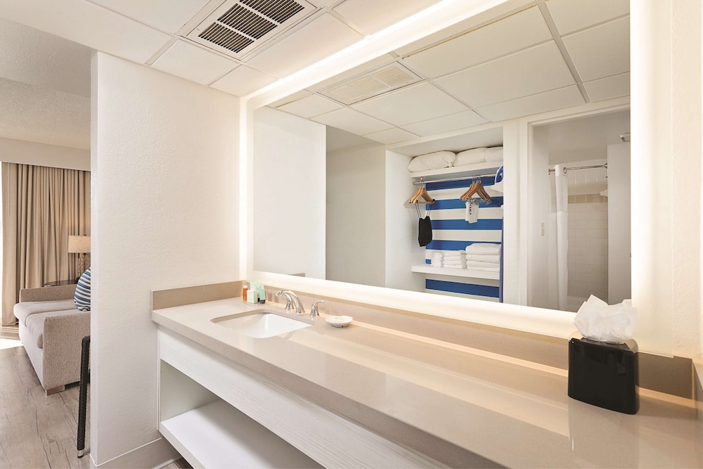 St Pete Shores Hotel — Hotel rooms in Treasure Island, Florida