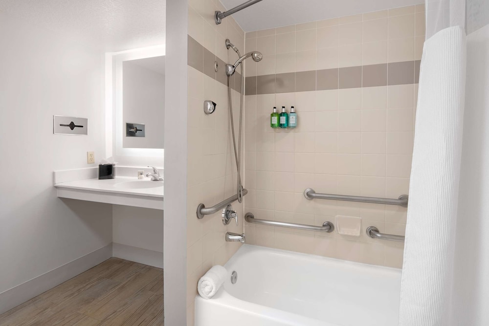 St Pete Shores Hotel — Hotel rooms in Treasure Island, Florida