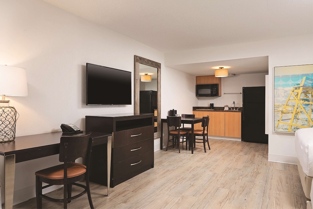 St Pete Shores Hotel — Hotel rooms in Treasure Island, Florida