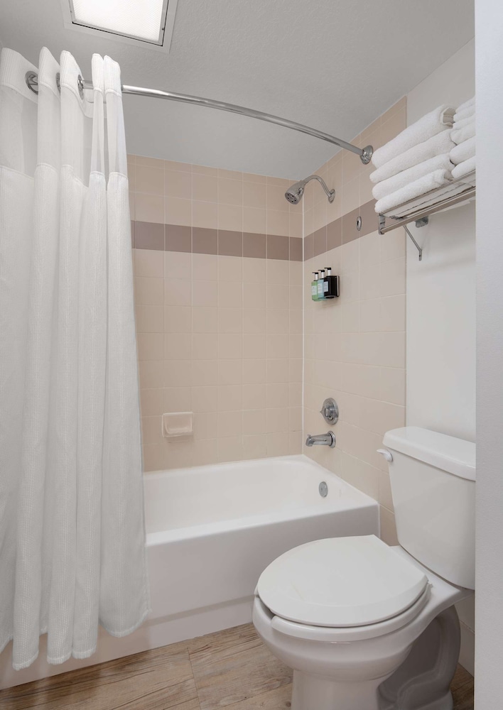 St Pete Shores Hotel — Hotel rooms in Treasure Island, Florida