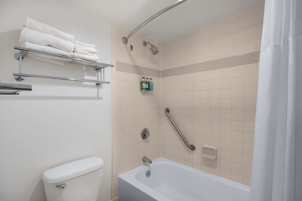 St Pete Shores Hotel — Hotel rooms in Treasure Island, Florida