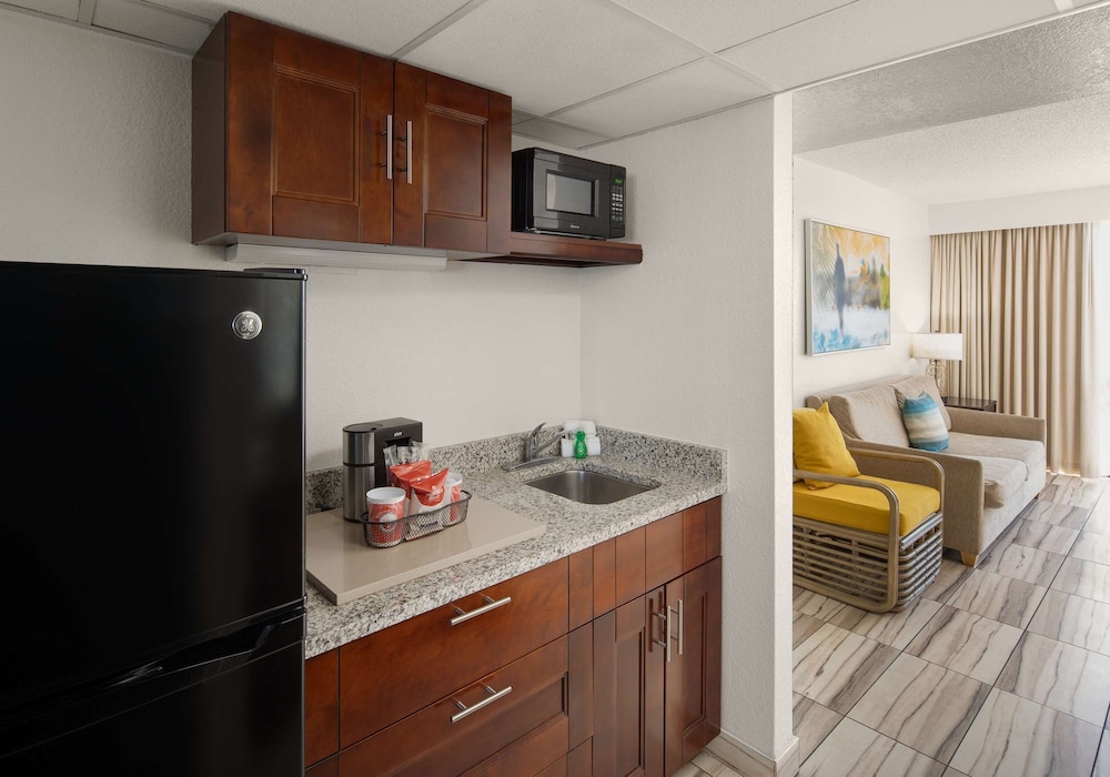 St Pete Shores Hotel — Hotel rooms in Treasure Island, Florida