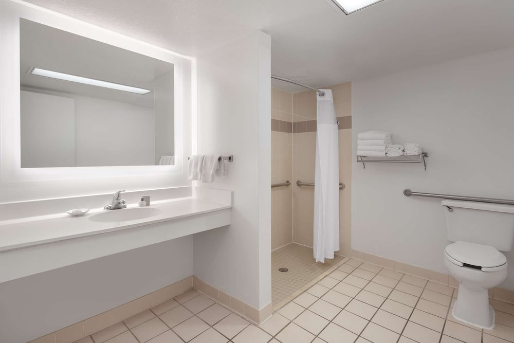 St Pete Shores Hotel — Hotel rooms in Treasure Island, Florida