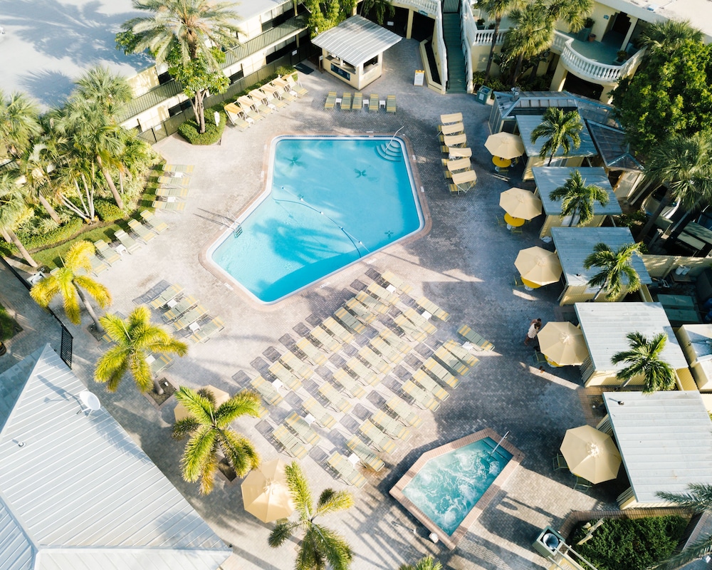 St Pete Shores Hotel — Swimming pool in Treasure Island, Florida