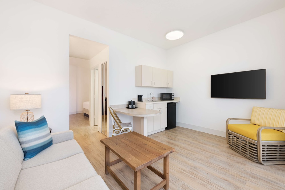 St Pete Shores Hotel — Hotel rooms in Treasure Island, Florida