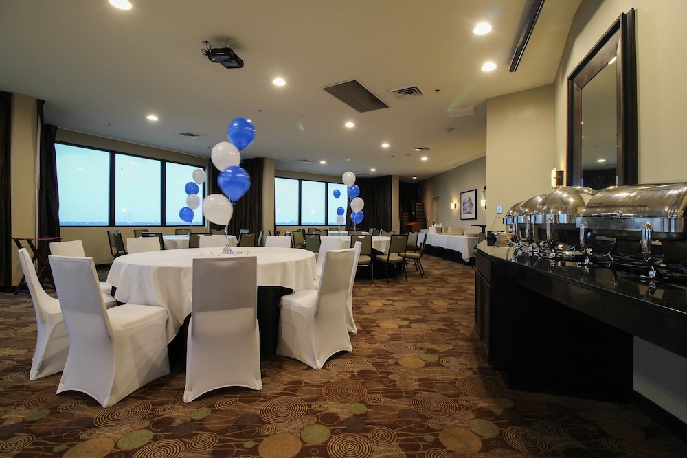 Holiday Inn New Orleans West Bank Tower by IHG — Restaurant & bars in Gretna, Louisiana