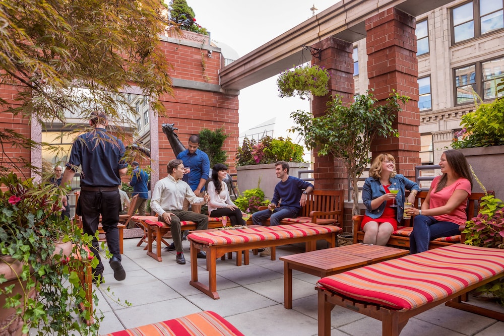 Hotel Giraffe by Library Hotel Collection — Restaurant & bars in New York City, New York State