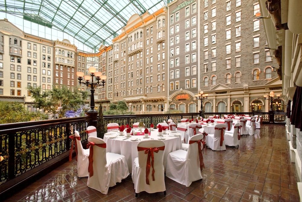 Sam's Town Hotel & Gambling Hall — Restaurant & bars in Las Vegas, Nevada