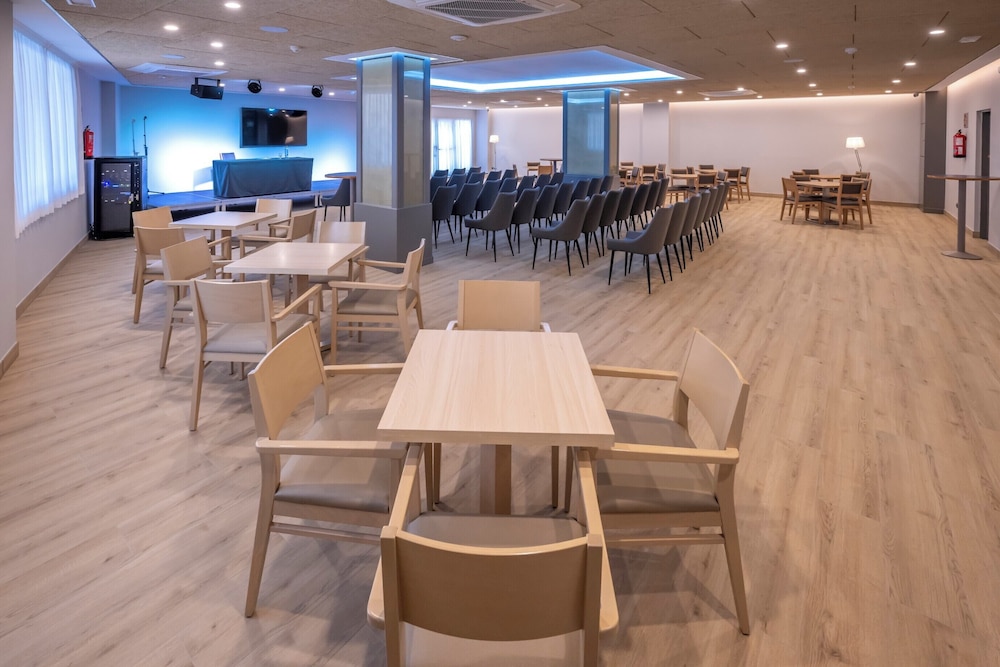 4R Playa Park — Restaurant & bars in Salou, Catalonia