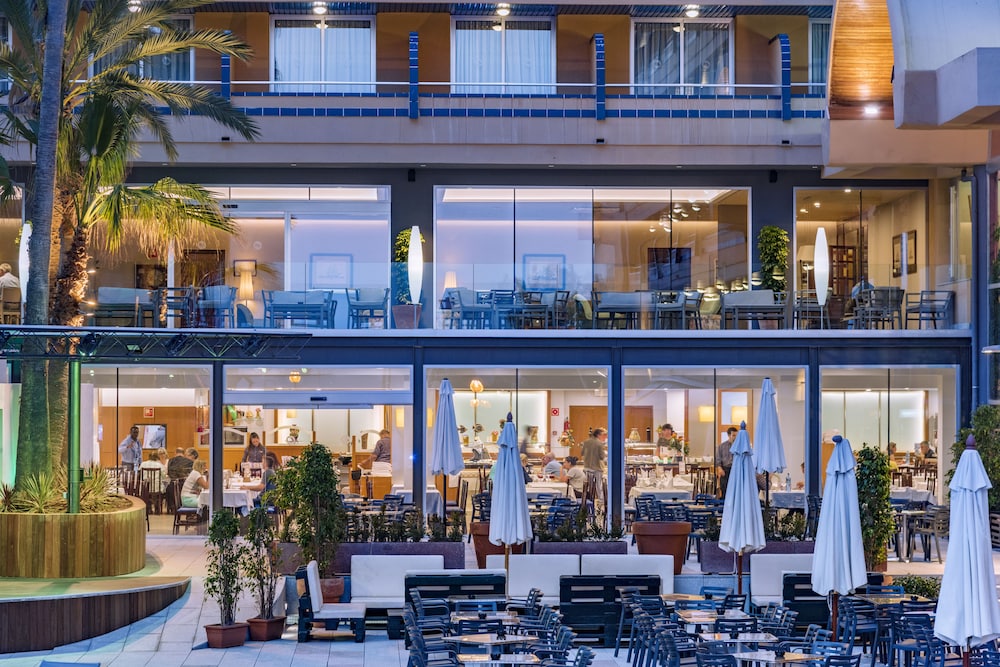 4R Playa Park — Restaurant & bars in Salou, Catalonia