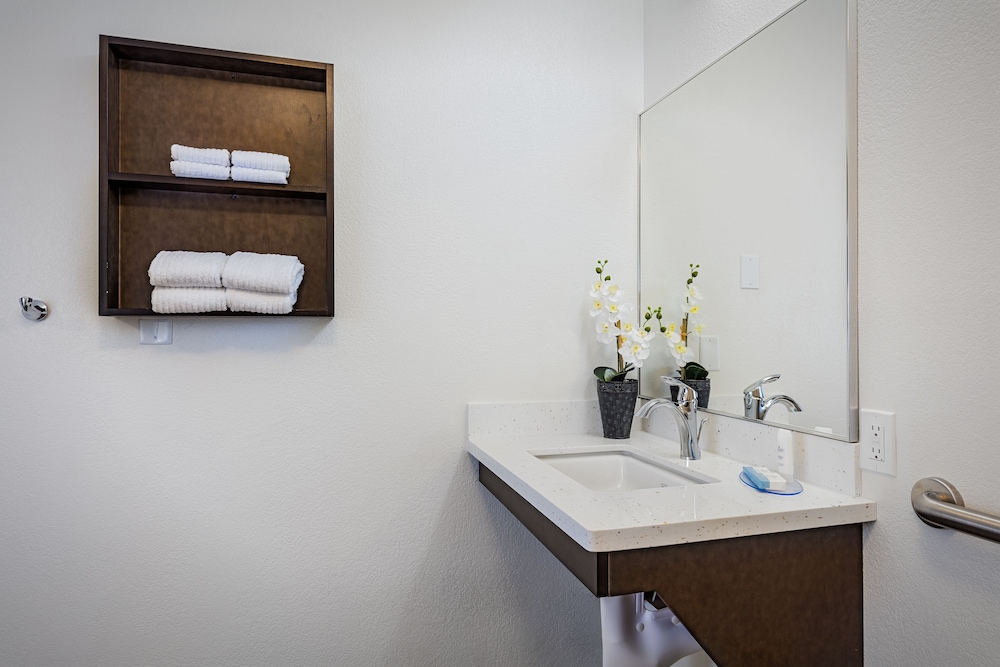 Candlewood Suites Anaheim - Resort Area by IHG — Hotel rooms in Anaheim, California