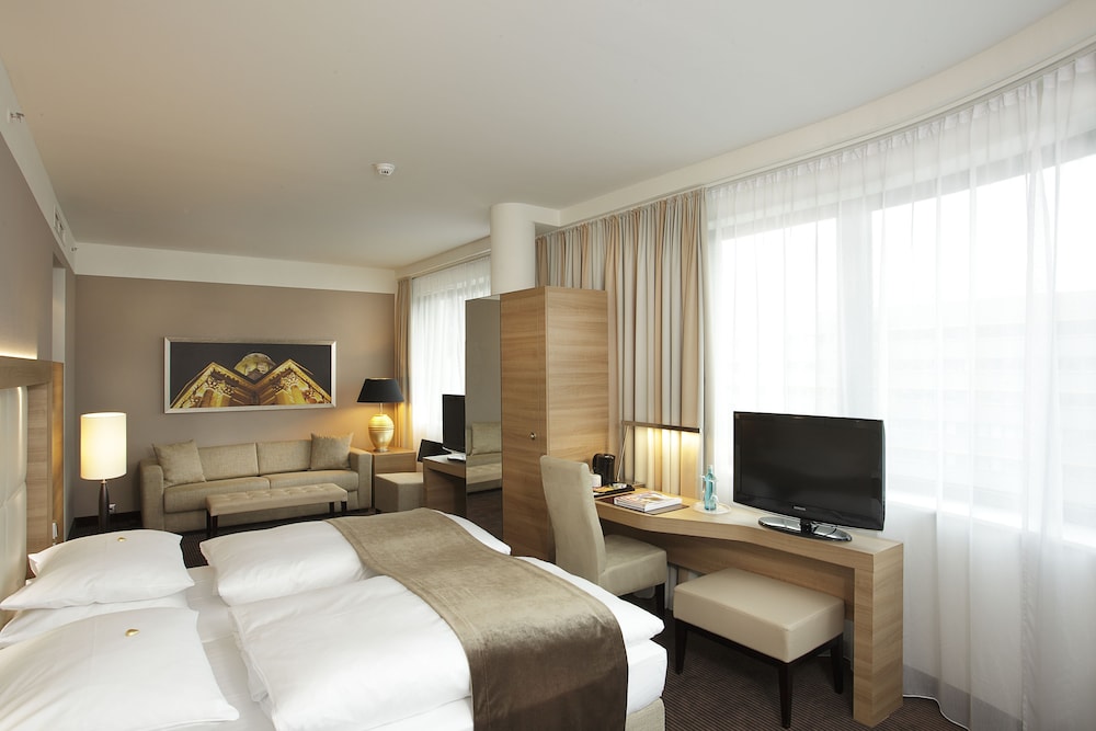 Hotel Berlin Alexanderplatz by Leonardo Hotels — Hotel rooms in Berlin, Berlin