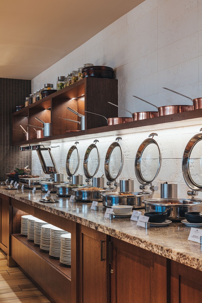 Prince Waikiki — Restaurant & bars in Honolulu, Hawaii