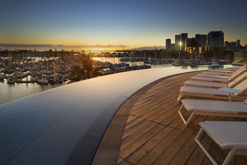 Prince Waikiki — Swimming pool in Honolulu, Hawaii